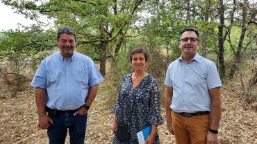 Nicolas Mourier, Brigitte Lecor et François Boussard sur l'espace naturel sensible des Prairies de Cherré le 26 juillet 2022
