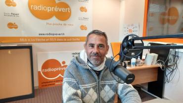 Jérôme Pasquier, pépiniériste installé à Mayet, dans le studio de Radio Prévert en octobre 2022